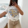 Caperucita Rosa (Rosa Navarro) Camiseta Blanca Manga Corazon Corazon Camuflaje Beige/Celeste
